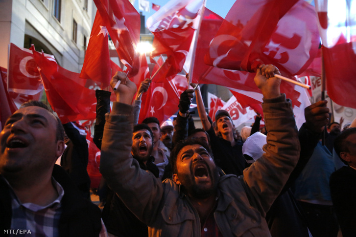 Törökországban az igen szavazatok győzelmét hirdette ki az államfő