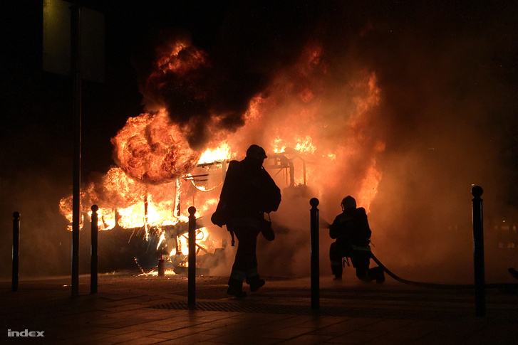 Ennyi maradt a tegnap kiégett budapesti buszból - fotók, videó