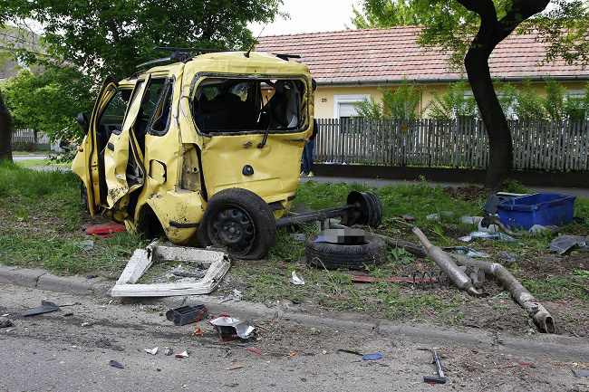 Tömegbaleset Debrecenben: öt autót tarolt le egy kamion