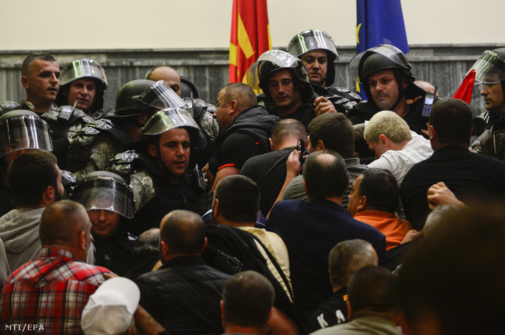 Véres akció a macedón parlamentben