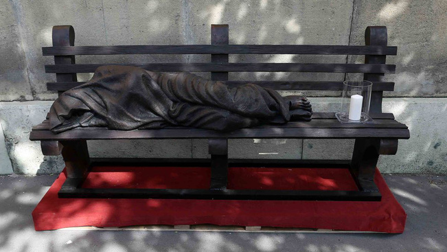 A fő kérdés: akarjuk-e észrevenni őt a legkisebbekben - mától látható a Hajléktalan Jézus