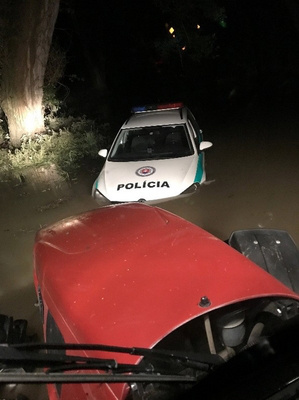 Autós üldözés a határ közelében - folyóba esett a rendőrautó is