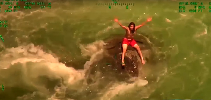 Bravúros akció: még a vízesés előtt kimentették a folyóban sodródó férfit - videó