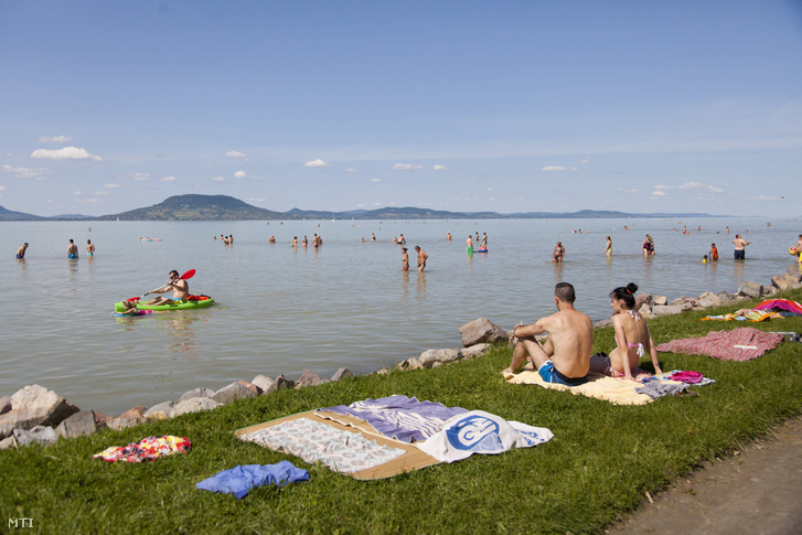 18 embert mentettek ki a Balatonból egyetlen nap alatt