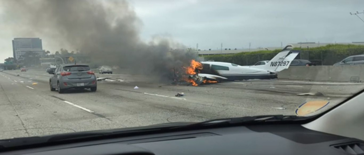Autópályára zuhant egy kisrepülőgép Los Angelesben - videó