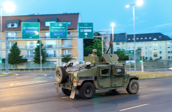 Amerikai harckocsik vonultak be Győrbe