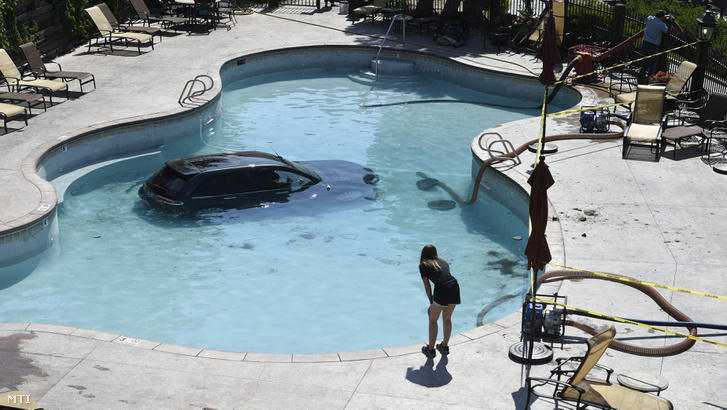 Hihetetlen fotók - hogy került az autó a medencébe?