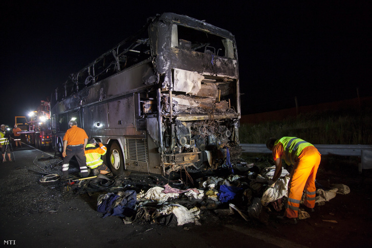 Sokkoló baleset! Kiégett egy turistabusz az M7-esen
