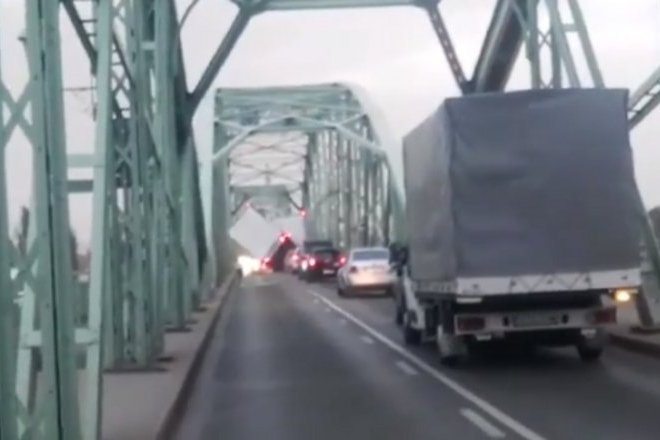 A szél felborított egy teherautót az Erzsébet hídon - videó