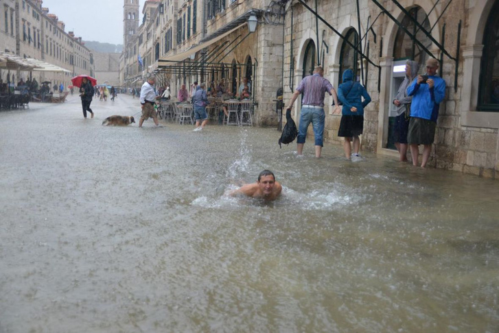 Annyi eső esett, hogy úszkáltak Dubrovnik belvárosában - videó
