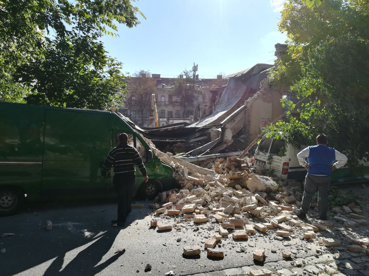 Autókra zuhant egy összedőlt ház Budapesten