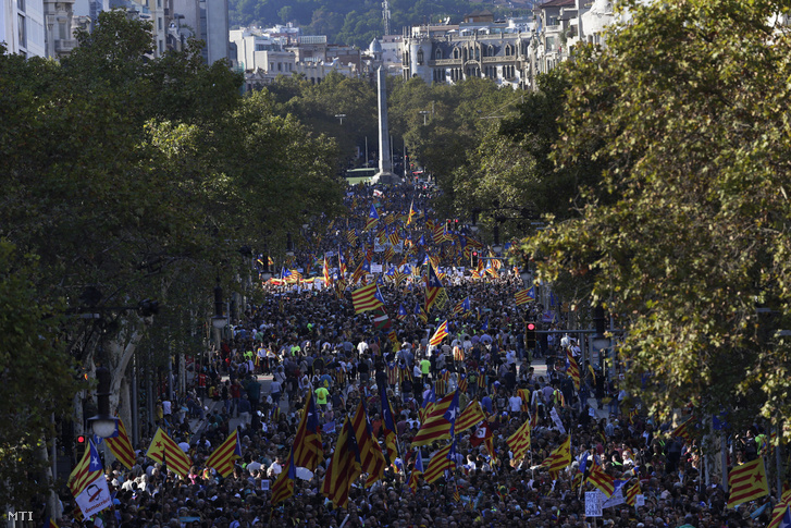 Többezres tüntetés Barcelonában