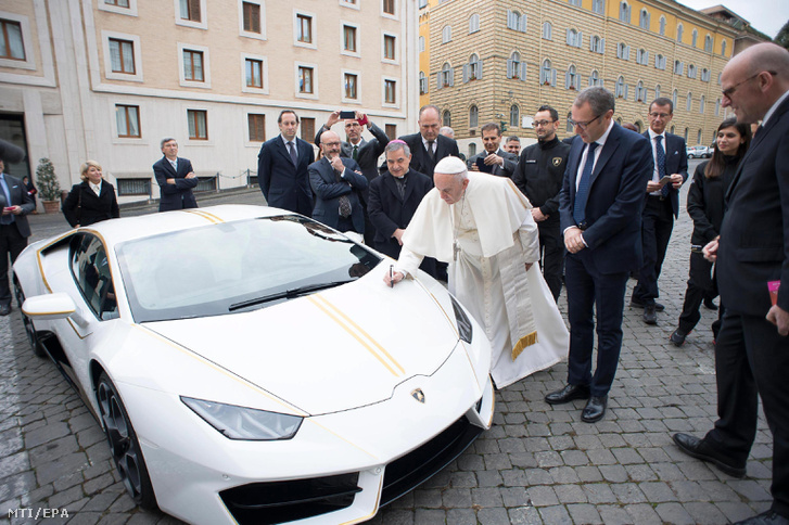 Nem tartja meg a luxuskocsit a pápa