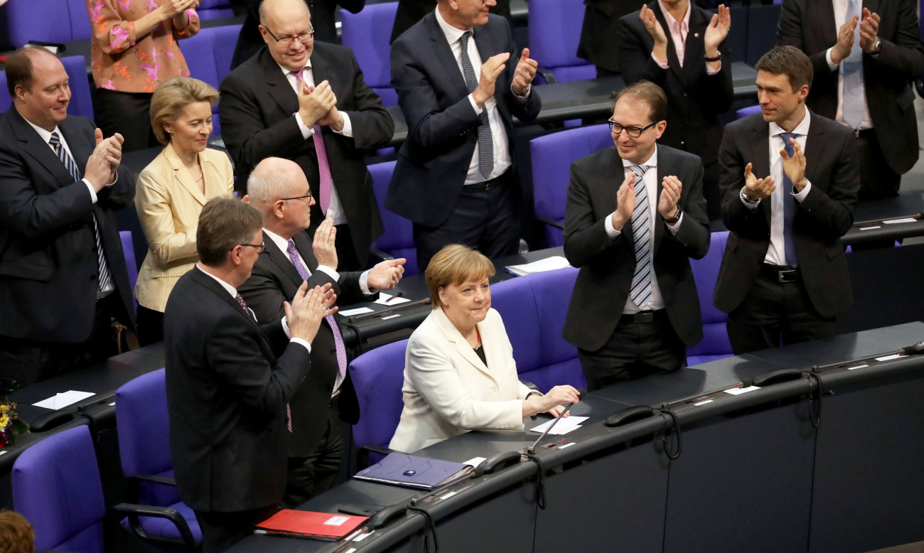 Berlin, 2018. március 14.
Angela Merkelt (fehérben) megtapsolják a képviselők, miután negyedik alkalommal kancellárrá választották a német parlament 2018. március 14-i berlini ülésén. (MTI/EPA/Omer Messinger)