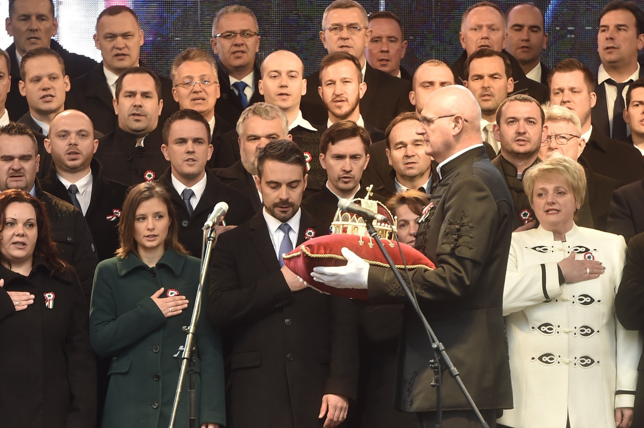 Budapest, 2018. március 15.
Az áprilisi országgyűlési választáson induló jobbikos képviselőjelöltek esküt tesznek a párt ünnepségén, amelyet az 1848-49-es forradalom és szabadságharc kitörésének 170. évfordulója alkalmából tartottak a Batthyány-örökmécsesnél 2018. március 15-én. Középen Vona Gábor, a párt elnöke, tőle balra Dúró Dóra országgyűlési képviselő.
MTI Fotó: Máthé Zoltán