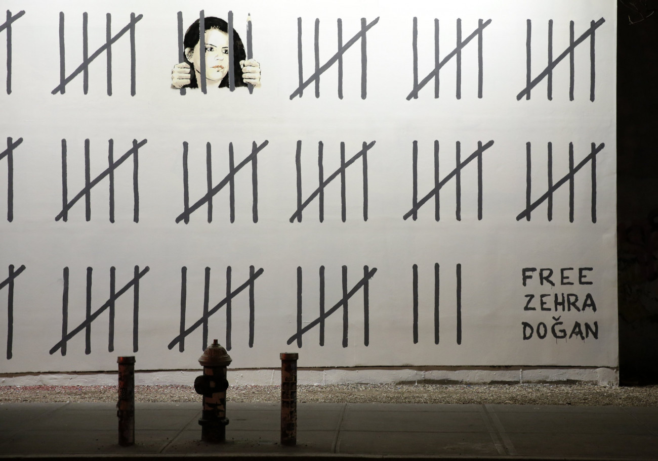 New York, 2018. március 16.
Banksy brit graffitiművész újabb alkotása Zehra Dogan bebörtönzött törökországi kurd újságíró és festőművész szabadon bocsátását követeli a New York-i Bowery utcában 2018. március 15-én. (MTI/EPA/Jason Szenes)