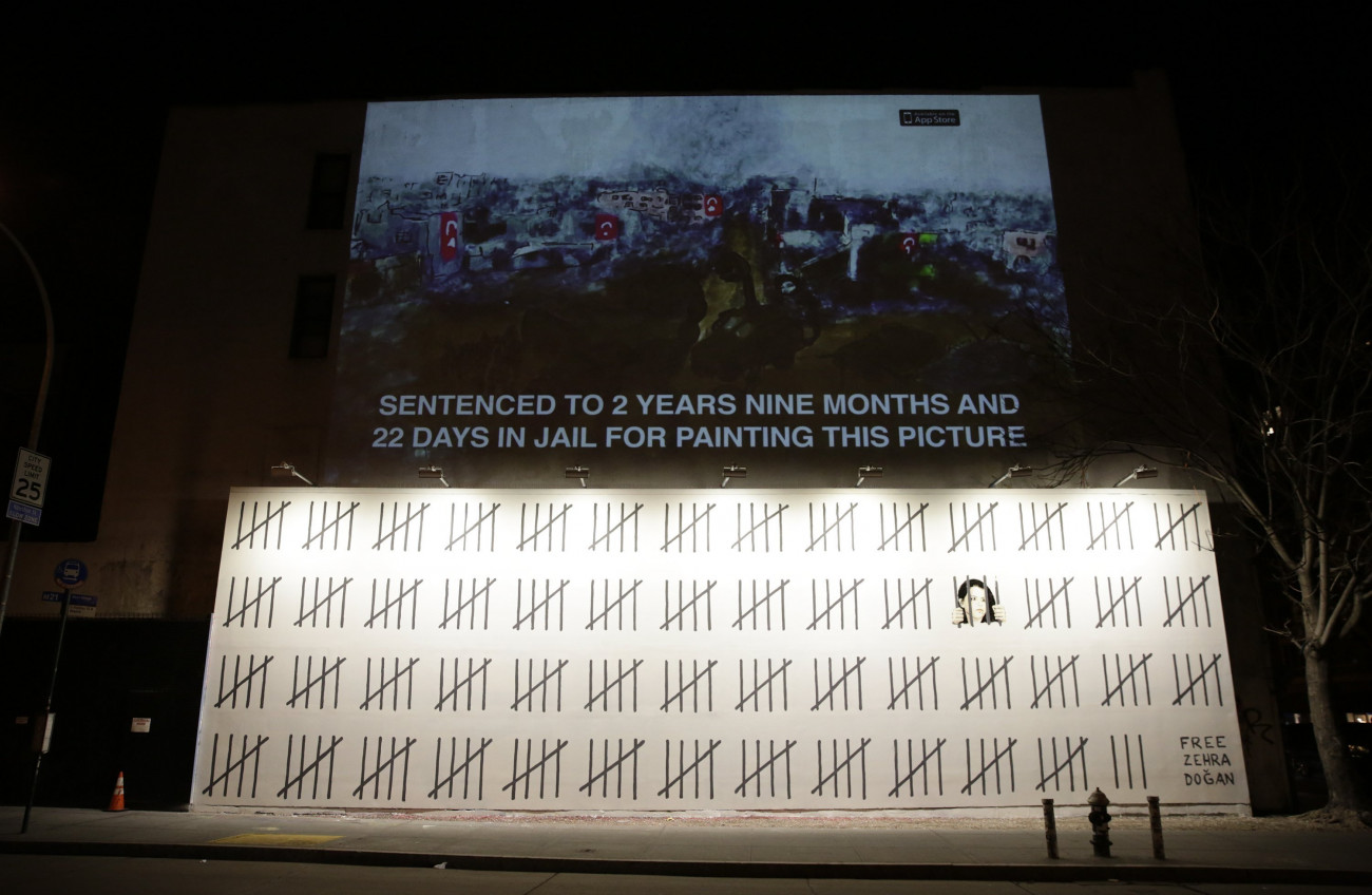 New York, 2018. március 16.
Banksy brit graffitiművész újabb alkotása Zehra Dogan bebörtönzött törökországi kurd újságíró és festőművész szabadon bocsátását követeli a New York-i Bowery utcában 2018. március 15-én. A felirat jelentése: Ennek a képnek a megfestéséért két, kilenc hónap és huszonkét nap börtönre ítélték. (MTI/EPA/Jason Szenes)
