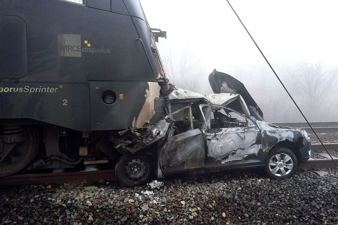 Vecsés, 2018. március 17.
Kiégett személyautó egy tehervonat előtt Vecsés és Pestszentlőrinc között 2018. március 17-én. A balesetben nem sérült meg senki.
MTI Fotó: Mihádák Zoltán