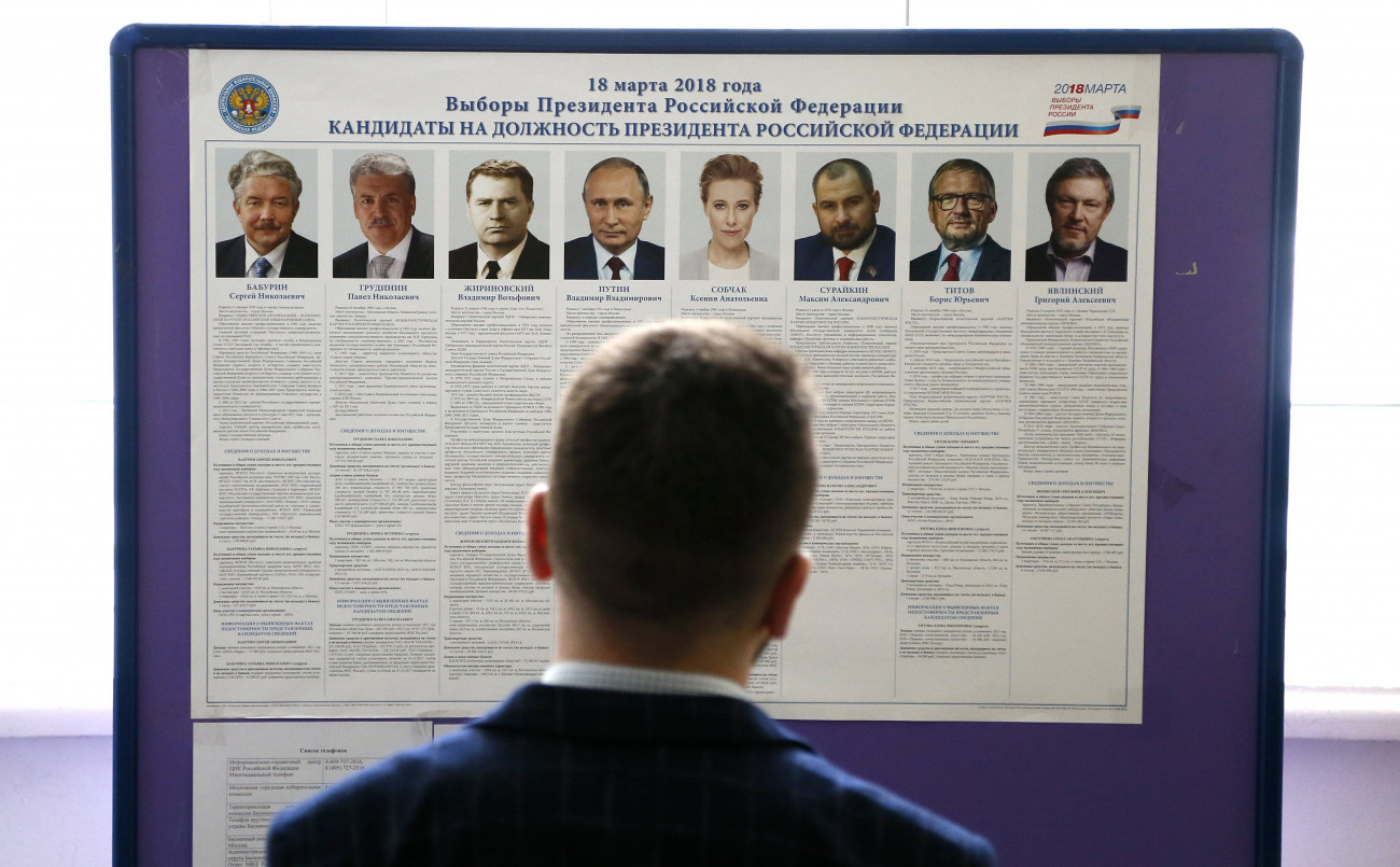 Borovszk, 2018. március 17.
Az elnökválasztáson újra induló Vlagyimir Putyin hivatalban levő orosz államfő (b4) és vetélytársai politikai programját olvassa egy férfi egy moszkvai iskolában kialakított szavazóhelyiségben 2018. március 17-én, az orosz elnökválasztás előtti napon. (MTI/EPA/Makszim Sipenkov)