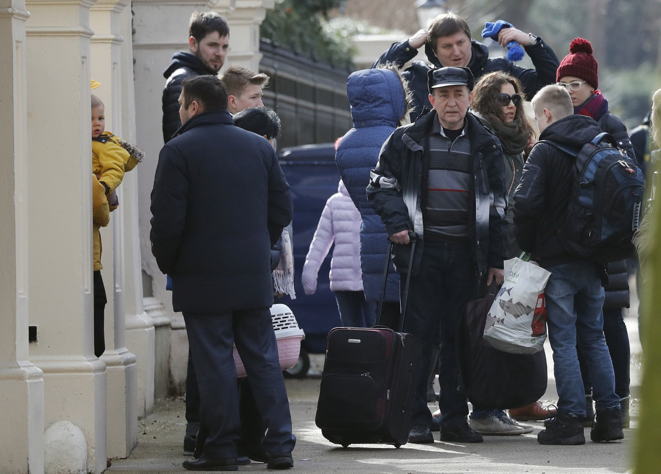 London, 2018. március 20.
Az orosz nagykövetség londoni épületét elhagyó emberek sorakoznak csomagjaikkal 2018. március 20-án. Nagy-Britannia ezen a napon hajtja végre a korábban bejelentett 23 orosz diplomata kiutasítását a szigetországból a Szergej Szkripal volt orosz-brit kettős ügynök és lánya, Julija ellen Angliában elkövetett gyilkossági kísérlet miatt, amely mögött London szerint a Kreml állhat. (MTI/AP/Frank Augstein)