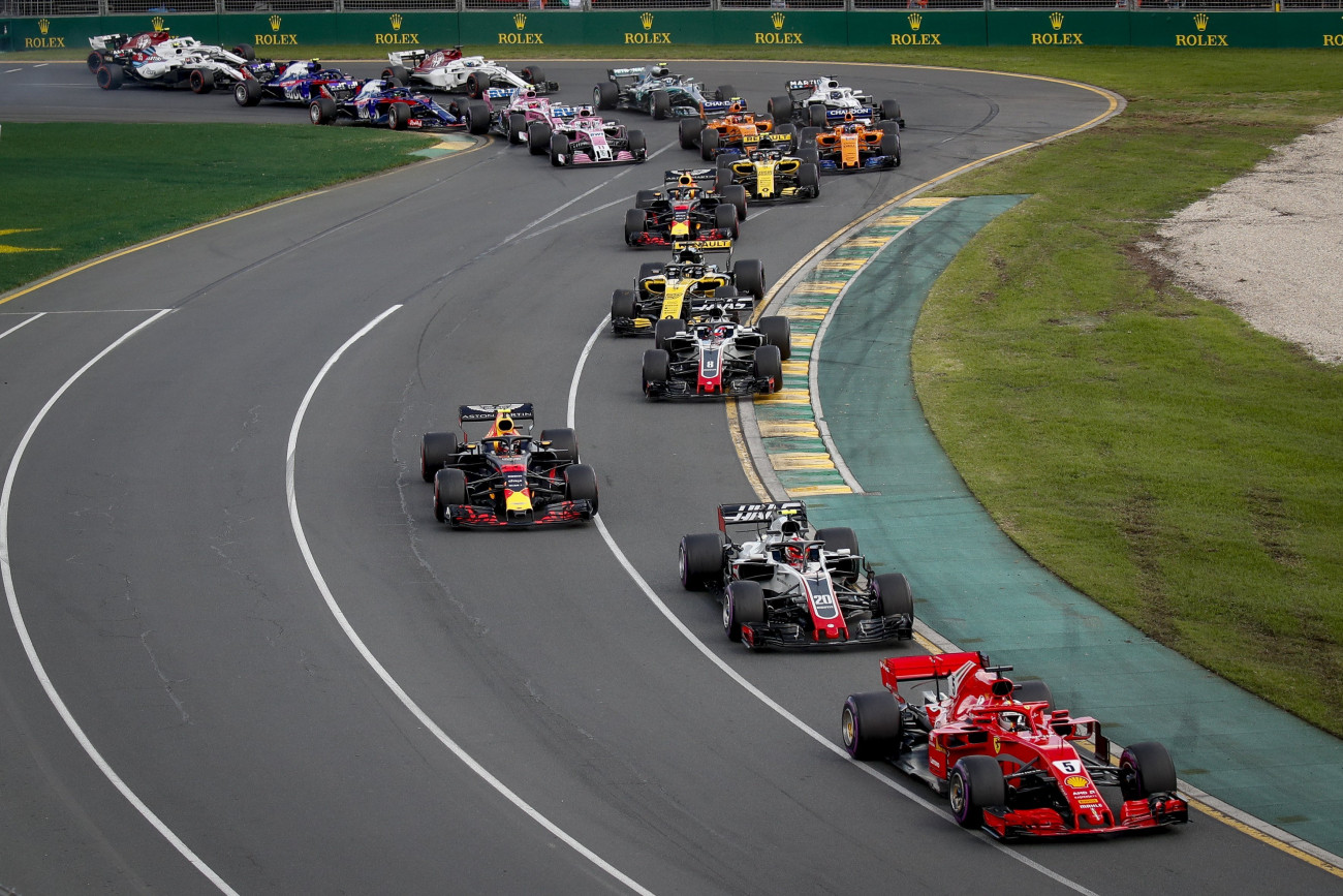 Melbourne, 2018. március 25.
Sebastian Vettel, a Ferrari német versenyzője (j) vezeti a mezőnyt a Forma-1-es autós gyorsasági világbajnokság szezonnyitó Ausztrál Nagydíján a melbourne-i Albert Park-i versenypályáján 2018. március 25-én. (MTI/EPA/AAP/Diego Azubel)
