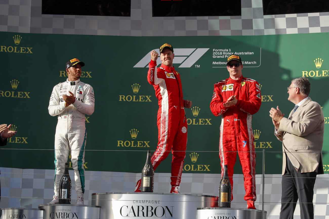 Melbourne, 2018. március 25.
A második helyezett Lewis Hamilton, a Mercedes brit versenyzője, Sebastian Vettel, a Ferrari német versenyzője és harmadik helyezett csapattársa, a finn Kimi Räikkönen (b-j) a Forma-1-es autós gyorsasági világbajnokság szezonnyitó Ausztrál Nagydíjának eredményhirdetésén a melbourne-i Albert Park-i versenypályáján 2018. március 25-én. (MTI/EPA/AAP/Diego Azubel)