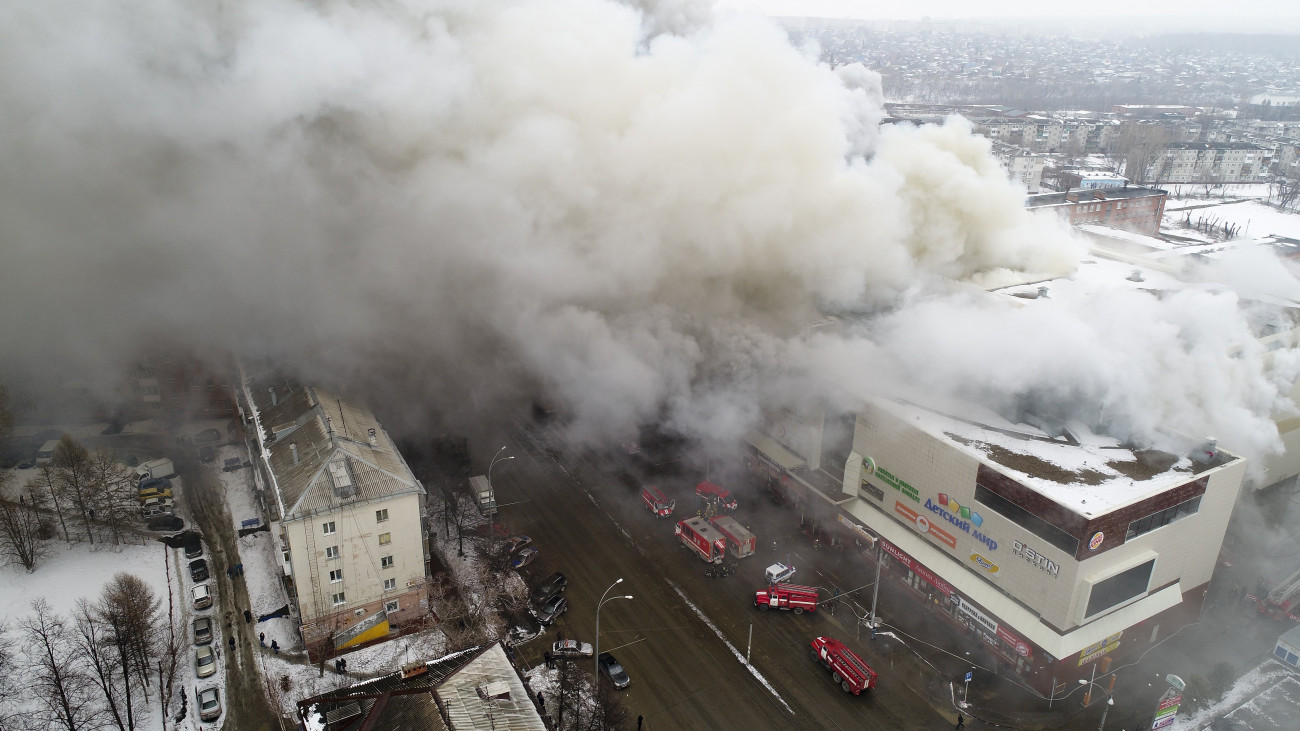 Kemerovo, 2018. március 25.
A rendkívüli helyzetek orosz minisztériuma által közreadott képen sűrű füst csap fel a Zimnyaja Visnya nevű többszintes bevásárlóközpontból, amely kigyulladt a nyugat-szibériai Kemerovóban 2018. március 25-én. A tűzesetben három gyerek és egy nő meghalt, 26-an orvosi ellátásra szorultak. (MTI/AP/Rendkívüli helyzetek orosz minisztériuma)
