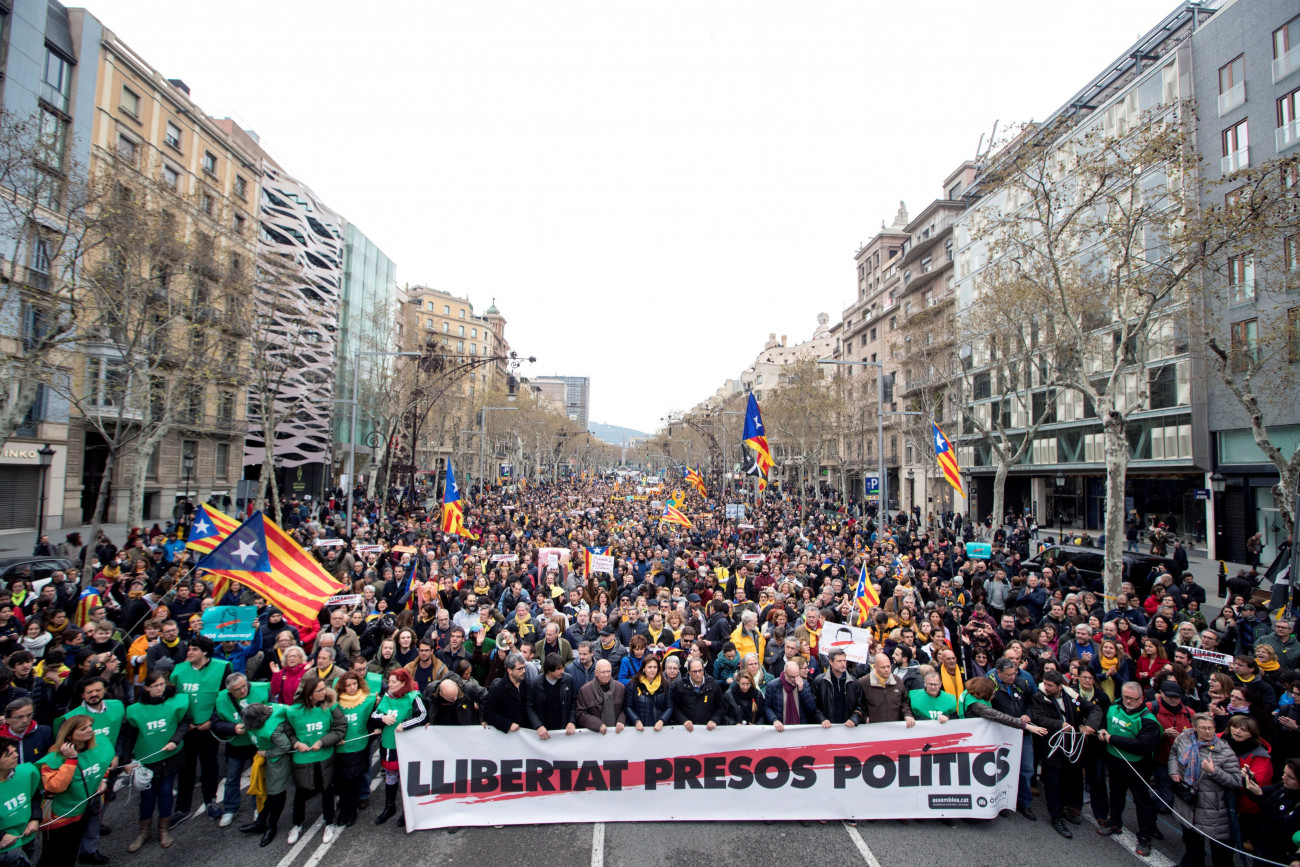 Barcelona, 2018. március 25.
Carles Puigdemont leváltott katalán elnök szabadon bocsátását követelik tüntetők a katalán nemzetgyűlés, az ANC tiltakozóakcióján Barcelonában 2018. március 25-én, miután a német rendőrség őrizetbe vette az 55 éves politikust a dán-német határon a spanyol legfelsőbb bíróság két nappal korábban kiadott európai elfogatóparancsa alapján. A 2017. október óta önkéntes száműzetésben Belgiumban élő Puidgemont Finnországból autóval tartott Brüsszelbe egy helsinki konferencia után, amikor elfogták. (MTI/EPA/Marta Pérez)