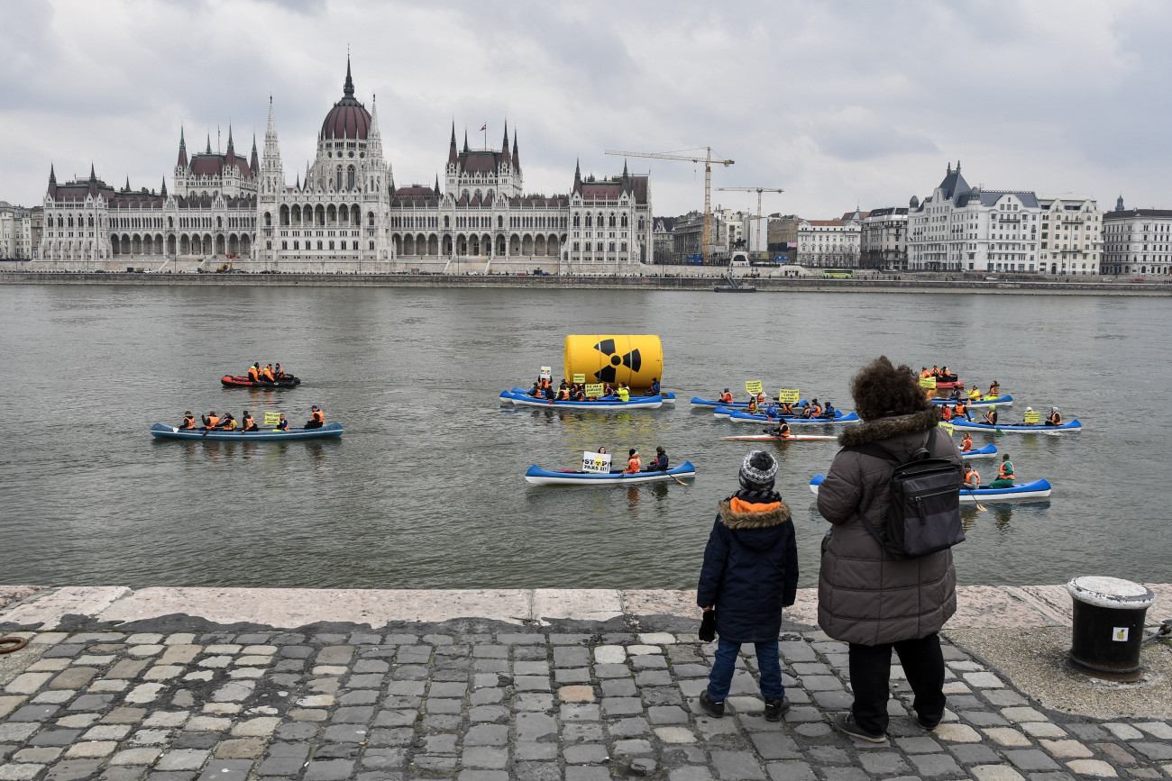 Budapest, 2018. március 25.
A Greenpeace demonstrációja a Dunán a Batthyány térnél 2018. március 25-én. A demonstrálók a majdani Paks II kiégett fűtőelemeinek tárolásával kapcsolatos aggályaikat fejezték ki.
MTI Fotó: Mónus Márton