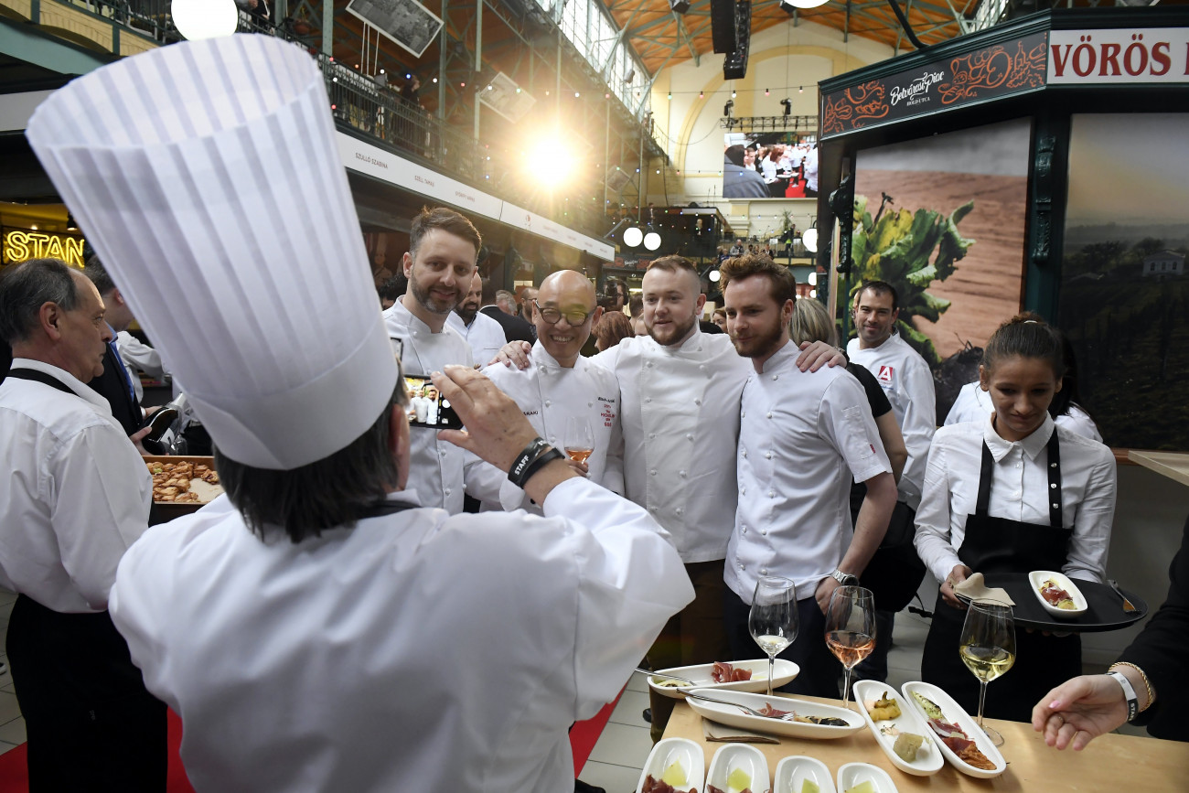 Budapest, 2018. március 26.
Csoportkép készül a Michelin Guide Díjátadó Ünnepségen részt vevő séfek számára rendezett fogadáson a Belvárosi Piacon 2018. március 26-án. Több mint száz, Michelin-csillagos éttermet képviselő nemzetközi sztárszakács jelenlétében nyitották meg azt a rendezvénysorozatot, amelynek csúcspontjaként bemutatják a 2018-as európai Michelin-kalauzt és kiderül, hogy többek közt mely magyarországi éttermek érdemelték ki a világ egyik legjelentősebb gasztronómiai elismerését.
MTI Fotó: Kovács Tamás