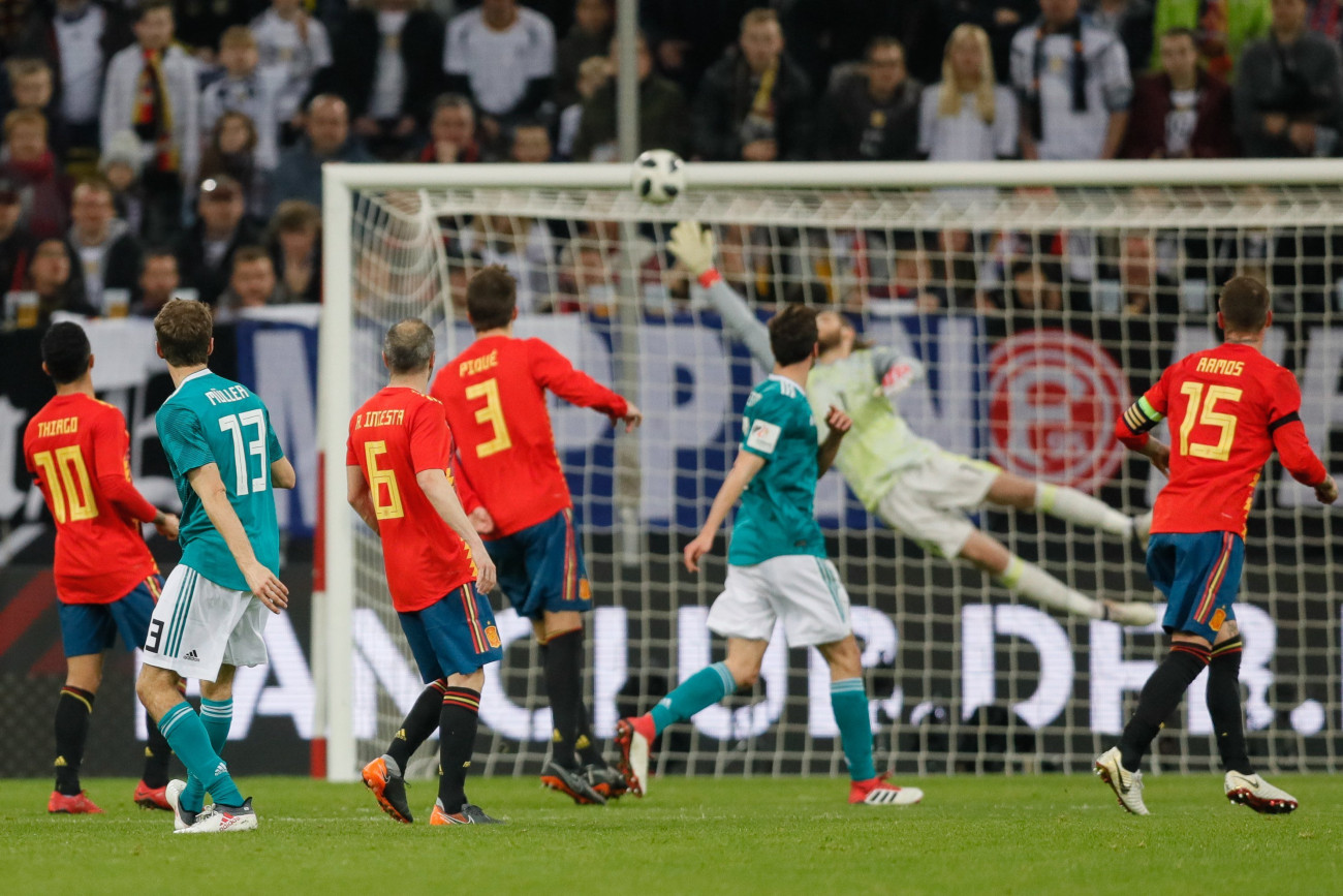 Düsseldorf, 2018. március 24.
A német Thomas Müller (b2) gólt lő a Németország - Spanyolország barátságos labdarúgó-mérkőzésen Düsseldorfban 2018. március 23-án. A találkozó 1-1-es döntetlennel zárult. (MTI/EPA/Ronald Wittek)