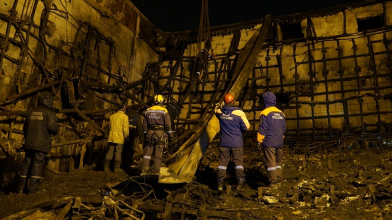 Kemerovo, 2018. március 28.
A rendkívüli helyzetek orosz minisztériuma által 2018. március 28-án közreadott kép mentőmunkásokról a leégett Zimnyaja Visnya bevásárlóközpont belsejében a nyugat-szibériai Kemerovóban március 27-én. A március 25-én bekövetkezett tűzvészben hatvannégy ember, köztük negyvenegy gyermek életét vesztette, negyvennyolcan megsérültek. (MTI/EPA/Rendkívüli helyzetek orosz minisztériuma)