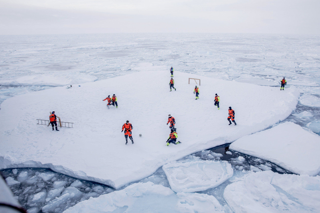 Grönland, 2018. március 28.
A norvég parti őrség által közreadott képen a parti őrség KV Svalbard jégtörőjének matrózai jégtáblán futballoznak az északi sarkvidéken, Grönland közelében 2018. március 22-én. (MTI/EPA/Norvég parti őrség/Marius Vagenes Villanger)