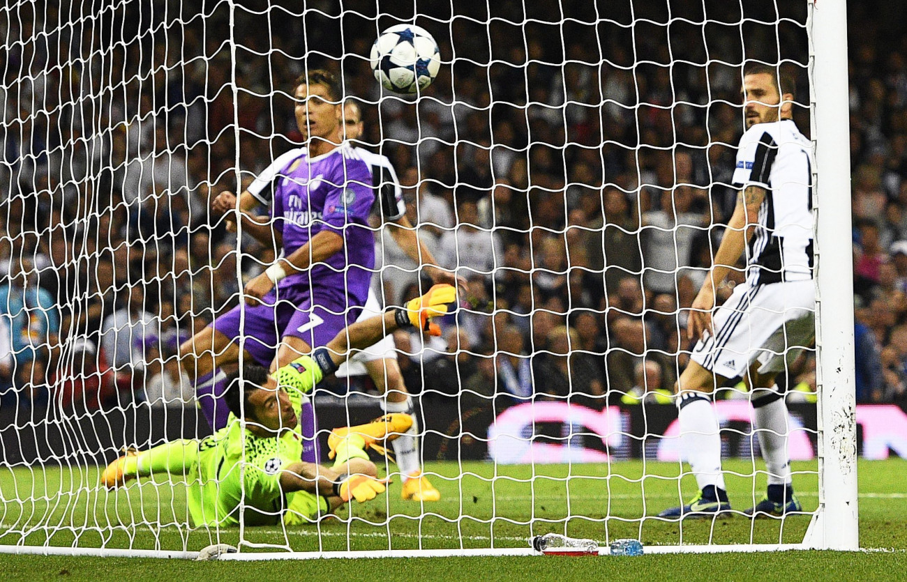 Cardiff, 2017. június 3.
Cristiano Ronaldo, a Real Madrid játékosa (b) berúgja második, csapata harmadik gólját Gianluigi Buffonnak, a Juventus kapusának a labdarúgó Bajnokok Ligájának döntőjében a cardiffi Nemzeti Stadionban 2017. június 3-án. (MTI/EPA/Facundo Arrizabalaga)