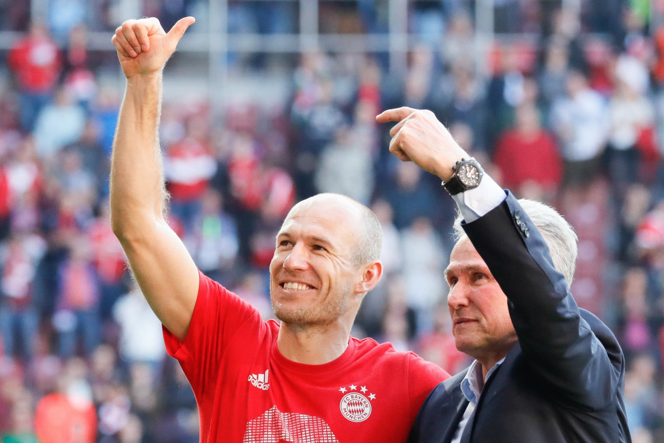 Augsburg, 2018. április 7.
Jupp Heynckes, a Bayern München vezetőedzője (j) és a gólszerző Arjen Robben ünnepel, miután csapatuk 4-1-re legyőzte az FC Augsburg együttesét, és ezzel sorozatban a hatodik bajnoki címét nyerte el német első osztályú labdarúgó-bajnokságban Augsburgban 2018. április 7-én. (MTI/EPA/Ronald Wittek)