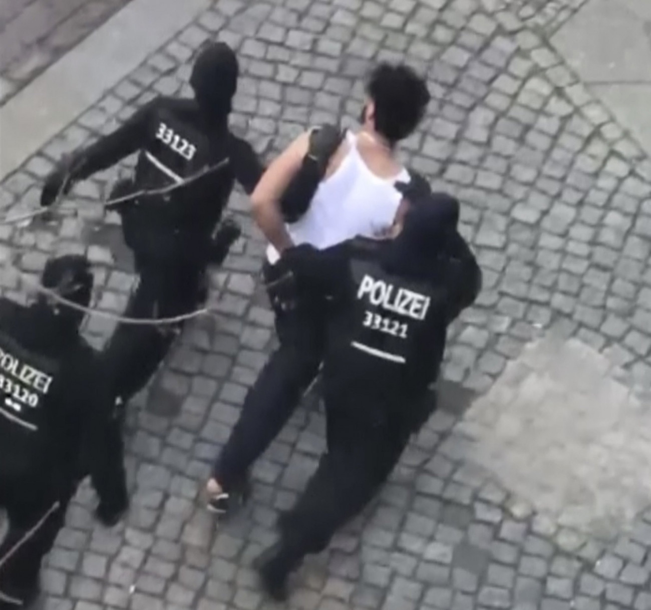 Berlin, 2018. április 8.
Gyanúsítottat vezetnek el rendőrök Berlinben az őrizetbe vétele után, 2018. április 8-án. A férfi egyike annak a hat embernek, akiket a berlini félmaratoni futóverseny ellen feltehetőleg tervezett merénylettel kapcsolatban vettek őrizetbe. (MTI/AP/News Kontor)