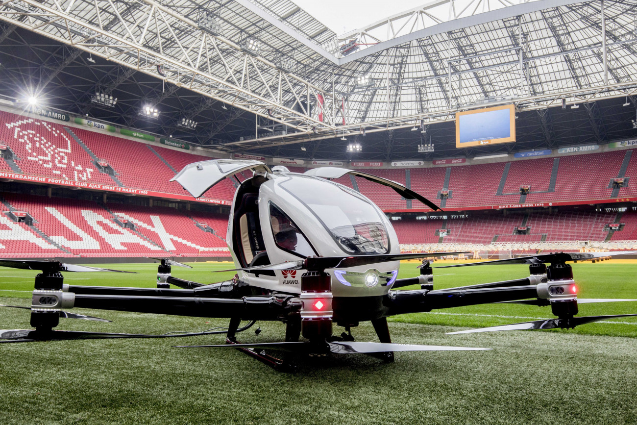 Amszterdam, 2018. április 10.
Európa első utasszállító drónja az Amsterdam Arénában 2018. április 10-én. Az egyszemélyes dróntaxi egy legfeljebb száz kilogrammos embert, valamint kisméretű csomagját képes a levegőben szállítani. (MTI/EPA/Niels Wenstedt)