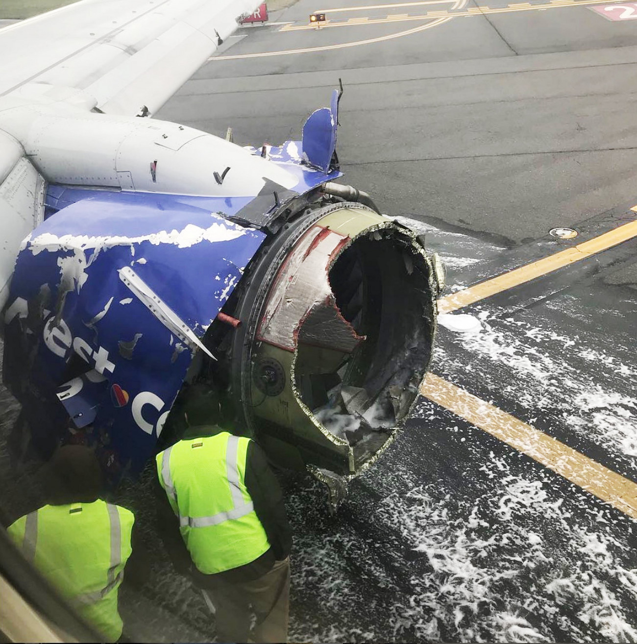 Philadelphia, 2018. április 18.
Az ABOURMAN nevű Instagram-felhasználó által közreadott képen szakértők vizsgálják a Southwest Airlines 1380-as járatának felrobbant hajtóművét a Philadelphiai Repülőtéren 2018. április 17-én, miután a gép kényszerleszállást hajtott végre. A New Yorkból a dallasi Love Fieldbe tartó járat hajtóműve repülés közben robbant fel, a gép ablakai betörtek, a balesetben egy ember életét vesztette. (MTI/EPA/Amanda Bourman)
