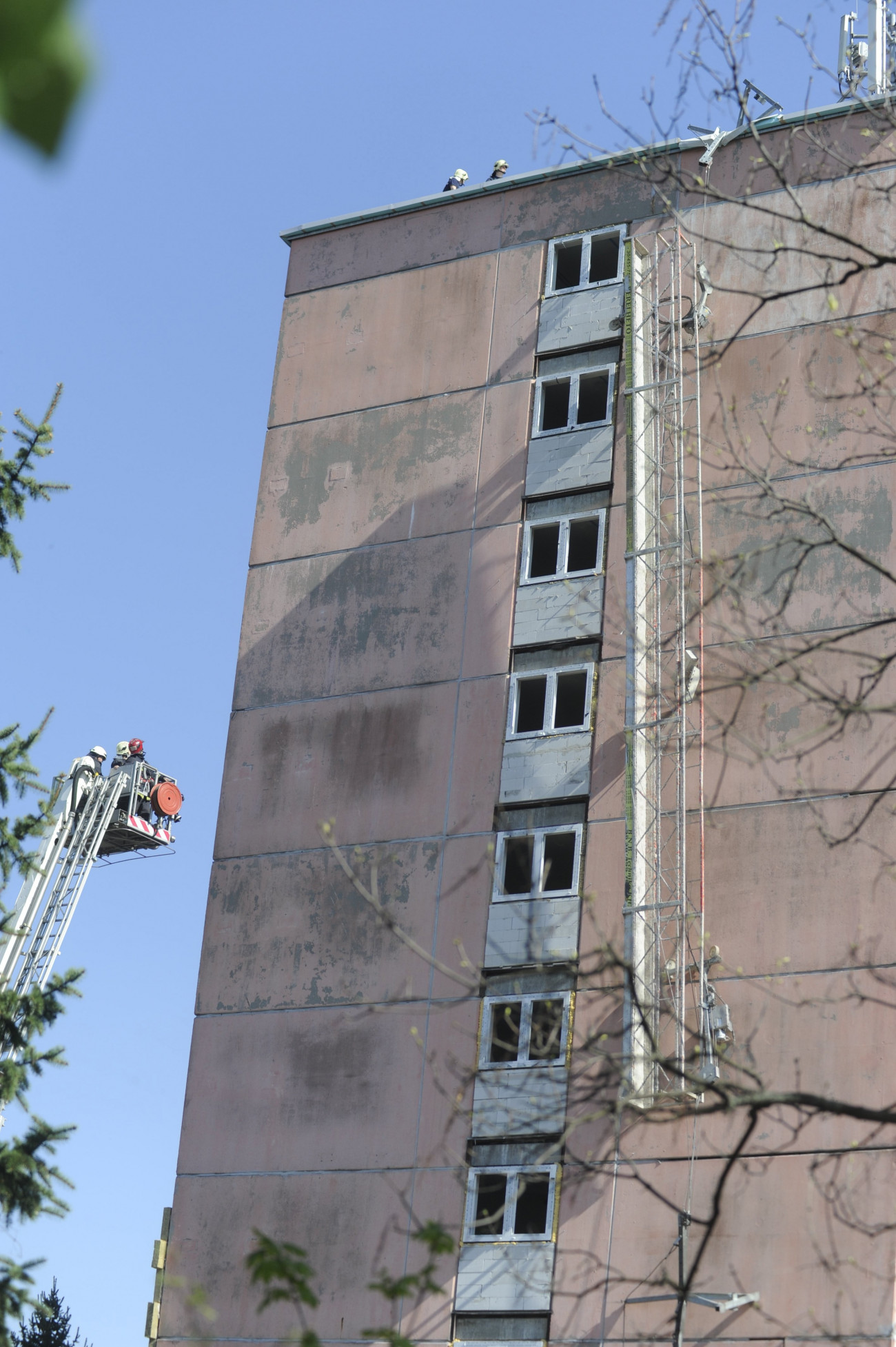 Budapest, 2018. április 19.
Leszakadt állvány egy falújítás alatt álló Nagytétényi úti épületen 2018. április 19-én. Az állványról két munkás leesett, a balesetben mindketten életüket vesztették.
MTI Fotó: Mihádák Zoltán