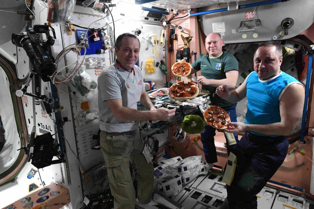 Nemzetközi Űrállomás, 2018. április 21.
Az amerikai Országos Repülésügyi és Űrkutatási Hivatal, a NASA által közreadott képen Richard Arnold amerikai, valamint Oleg Artemjev és Anton Skaplerov orosz űrhajósok (b-j) pizzát készítenek a Földtől 400 kilométerre keringő Nemzetközi Űrállomáson (ISS) 2018. április 20-án. (MTI/EPA/NASA)