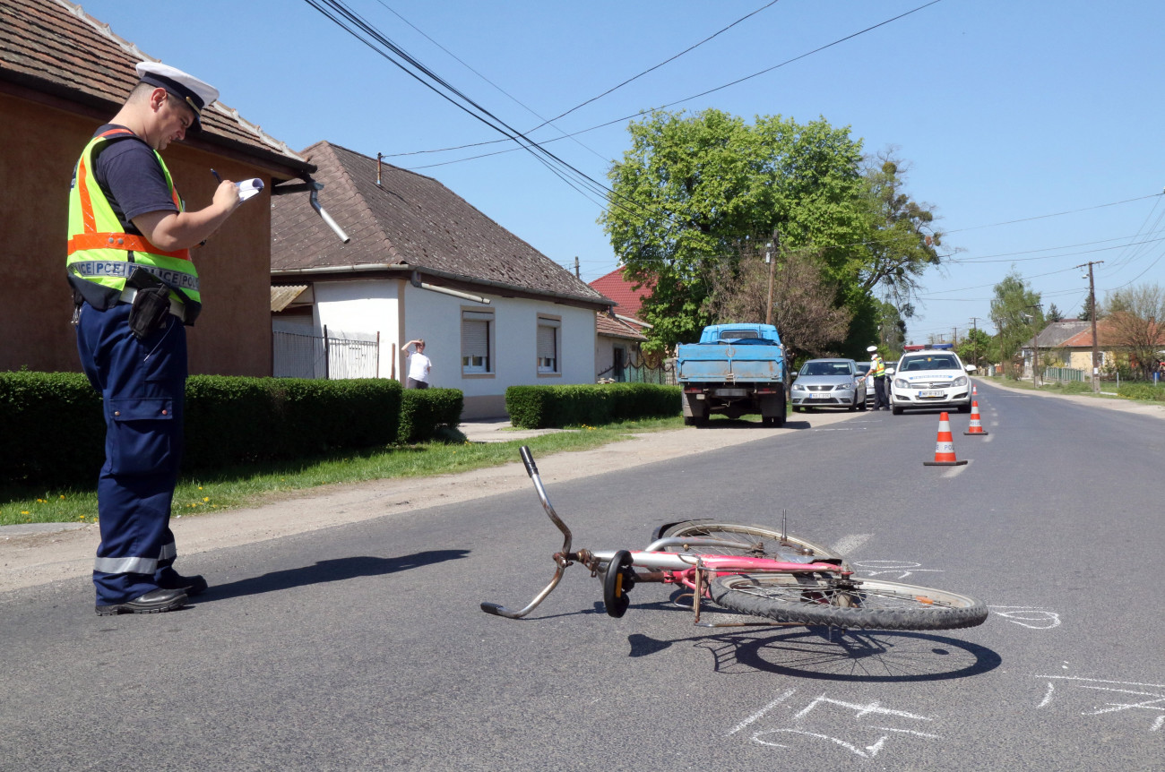 Ónod, 2018. április 21.
Rendőrök helyszínelnek 2018. április 21-én Ónodon, ahol meghalt egy kerékpáron utazó kilencéves gyermek, amikor a biciklit kormányzó fiatal egy kisteherautó elé kanyarodott.
MTI Fotó: Vajda János