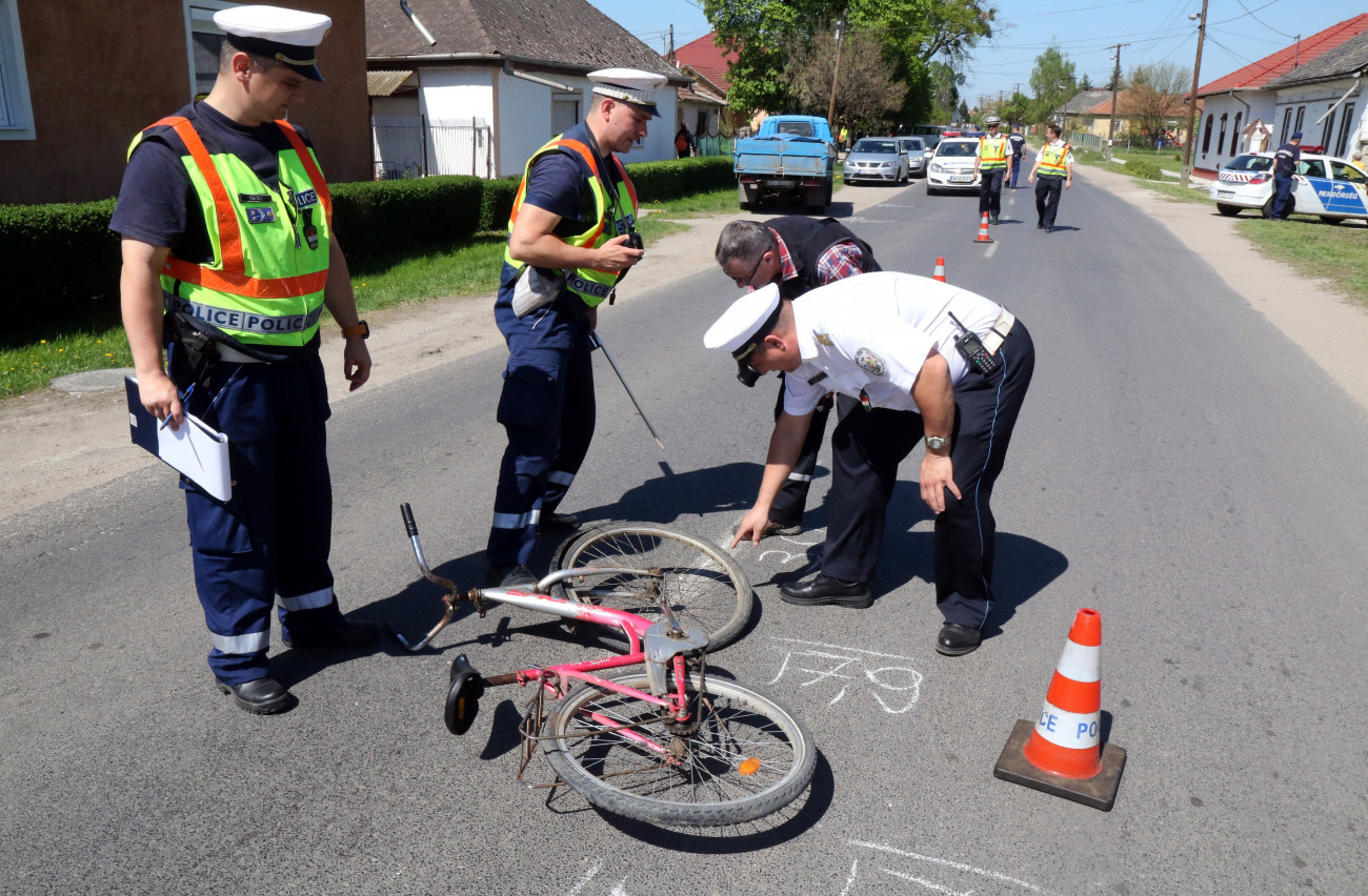 Ónod, 2018. április 21.
Rendőrök helyszínelnek 2018. április 21-én Ónodon, ahol meghalt egy kerékpáron utazó kilencéves gyermek, amikor a biciklit kormányzó fiatal egy kisteherautó elé kanyarodott.
MTI Fotó: Vajda János