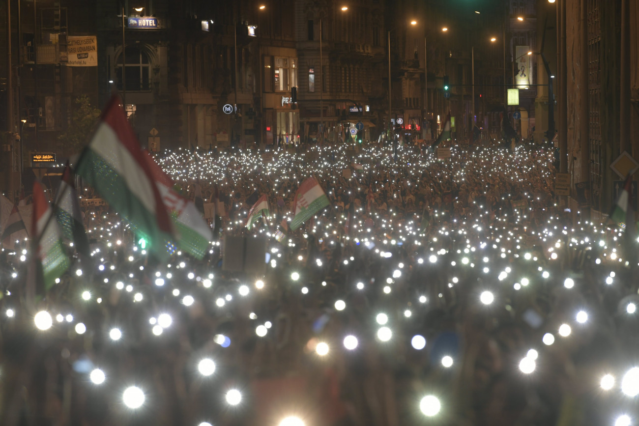 Budapest, 2018. április 21.
A 2.0 Mi vagyunk a többség - újabb tüntetés a demokráciáért! címmel meghirdetett demonstráció résztvevői Budapesten, a Szabad sajtó úton és a Kossuth Lajos utcában 2018. április 21-én.
MTI Fotó: Szigetváry Zsolt