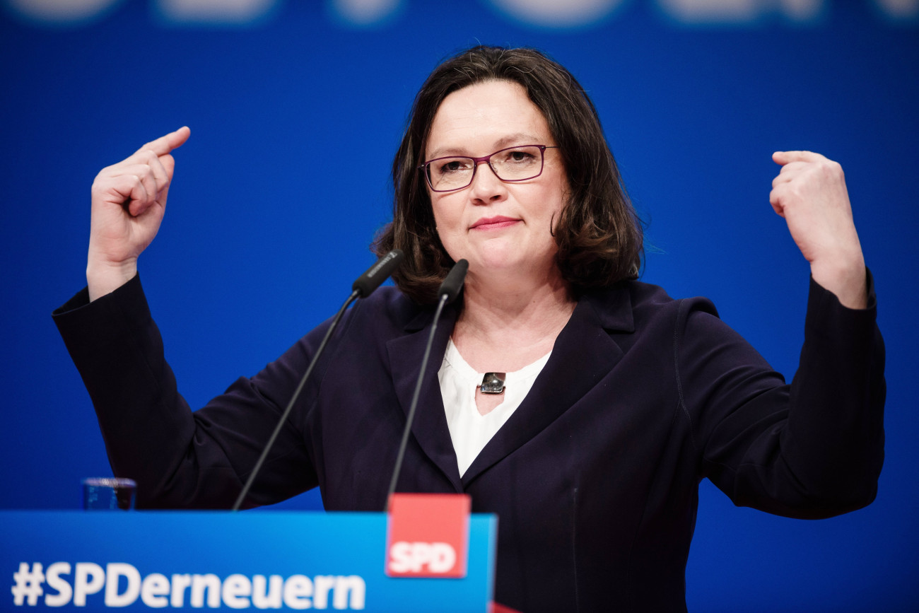 Wiesbaden, 2018. április 22.
Andrea Nahles szövetségi parlamenti  frakcióvezető beszédet mond a Német Szociáldemokrata Párt (SPD) wiesbadeni rendkívüli kongresszusán 2018. április 22-én. A 47 éves Nahlest a párt első női elnökévé választották.  (MTI/EPA/Clemens Bilan)