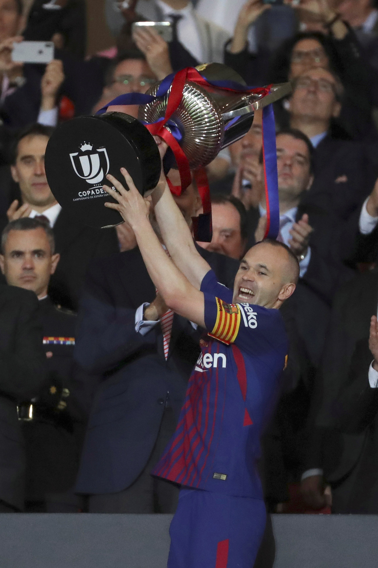 Madrid, 2018. április 22.
Andres Iniesta, az FC Barcelona játékosa a trófeával ünnepel a labdarúgó spanyol Király Kupa döntője után a madridi Wanda Metropolitano stadionban 2018. április 21-én. A Barcelona 5-0-ra legyőzte a Sevilla csapatát, és sorozatban negyedszer lett kupagyőztes. (MTI/EPA/Kiko Huesca)
