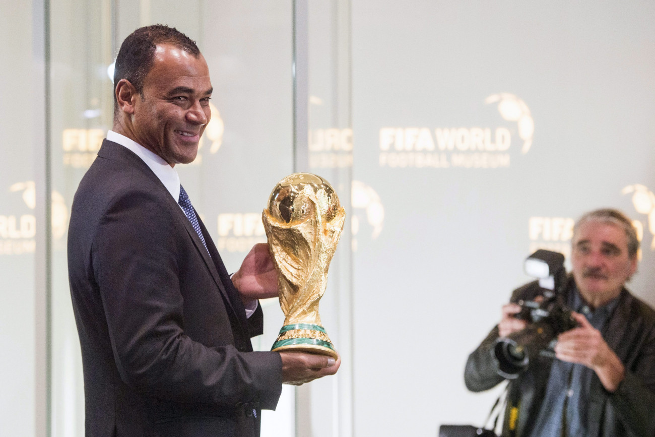 Zürich, 2016. február 24.
Cafu volt brazil labdarúgó (b) a Nemzetközi Labdarúgó-szövetség, a FIFA világbajnoki trófeájának bemutatóján a világszervezet zürichi múzeumában tartott sajtóeseményen 2016. február 24-én, négy nappal a múzeum megnyitója előtt. (MTI/EPA/Ennio Leanza)