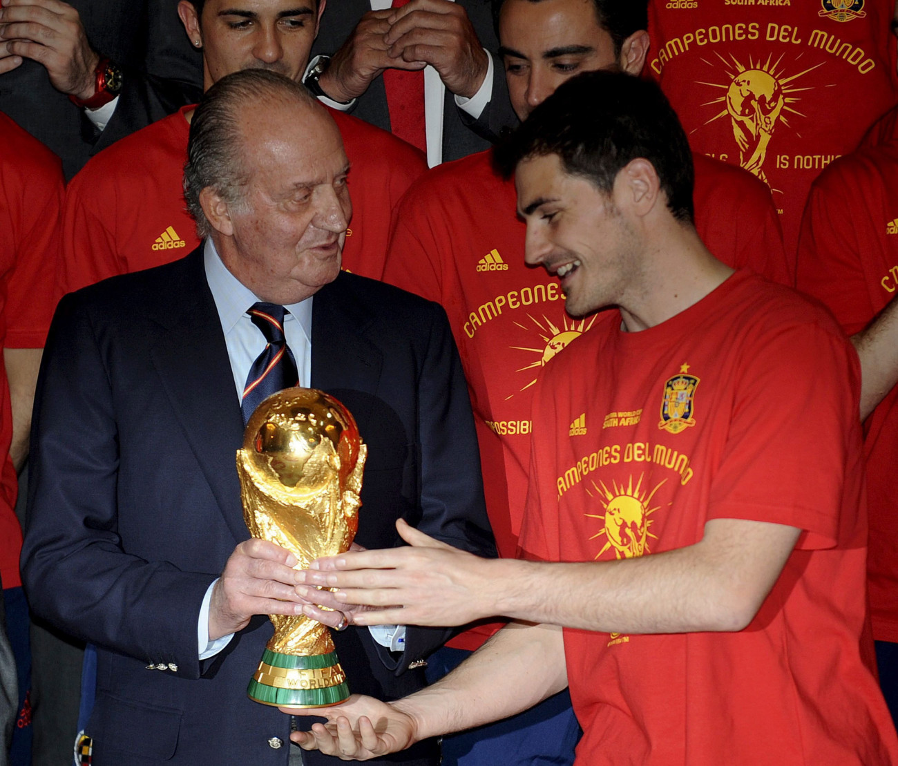 Madrid, 2010. július 12.
Iker CASILLAS csapatkapitány (j) átadja a vb-trófea másolatát I. JÁNOS KÁROLY spanyol királynak, amint az uralkodó fogadja a világbajnok spanyol futballválogatottat a madridi királyi palotában 2010. július 12-én. Az előző nap Spanyolország a hosszabbításban 1-0-ra győzött Hollandia ellen a dél-afrikai labdarúgó-világbajnokság johannesburgi döntőjében. (MTI/EPA/Manuel H. de Leon)