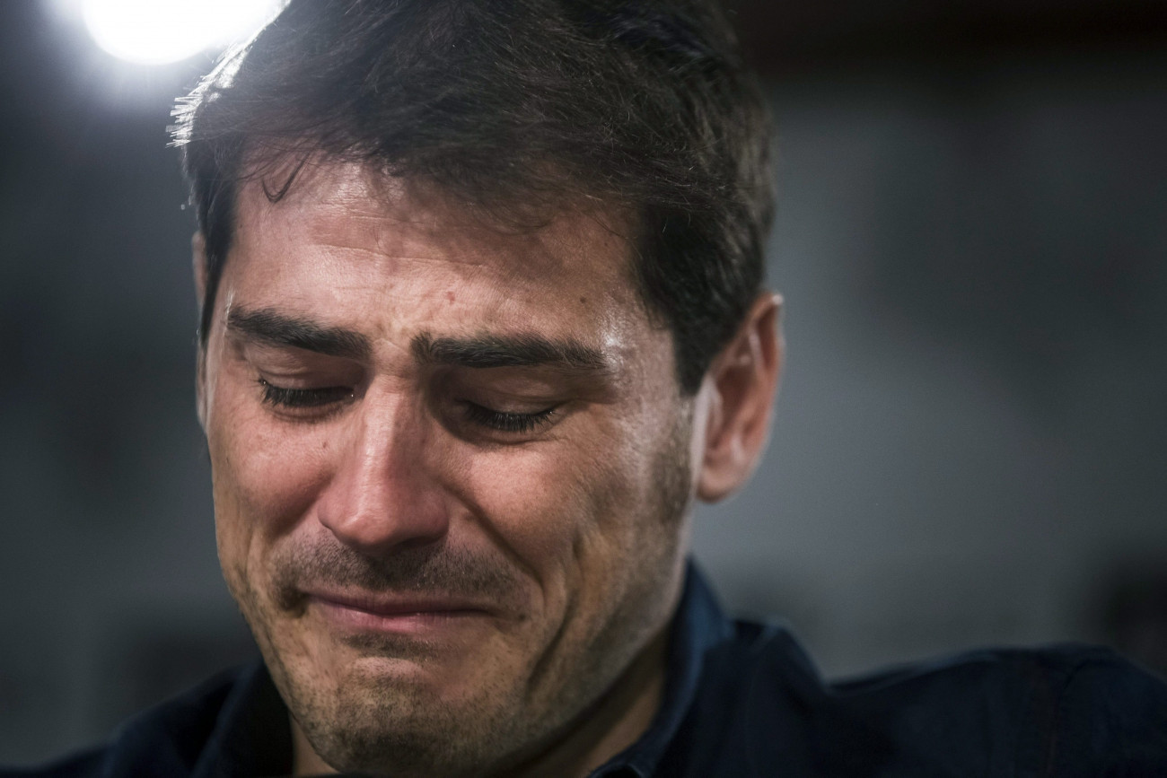 Madrid, 2015. július 12.
Iker Casillas, a Real Madrid labdarúgócsapat kapusa sajtótájékoztatót tart a madridi Santiago Bernabeu stadionban 2015. július 12-én, ahol bejelentette, hogy 16 év után távozik a madridi klubtól és az FC Portóba igazol át. Casillas többek között három Bajnokok Ligáját, öt bajnoki címet, két Spanyol Király Kupát és klubvilágbajnokságot nyert a Madriddal. (MTI/EPA/Emilio Naranjo)