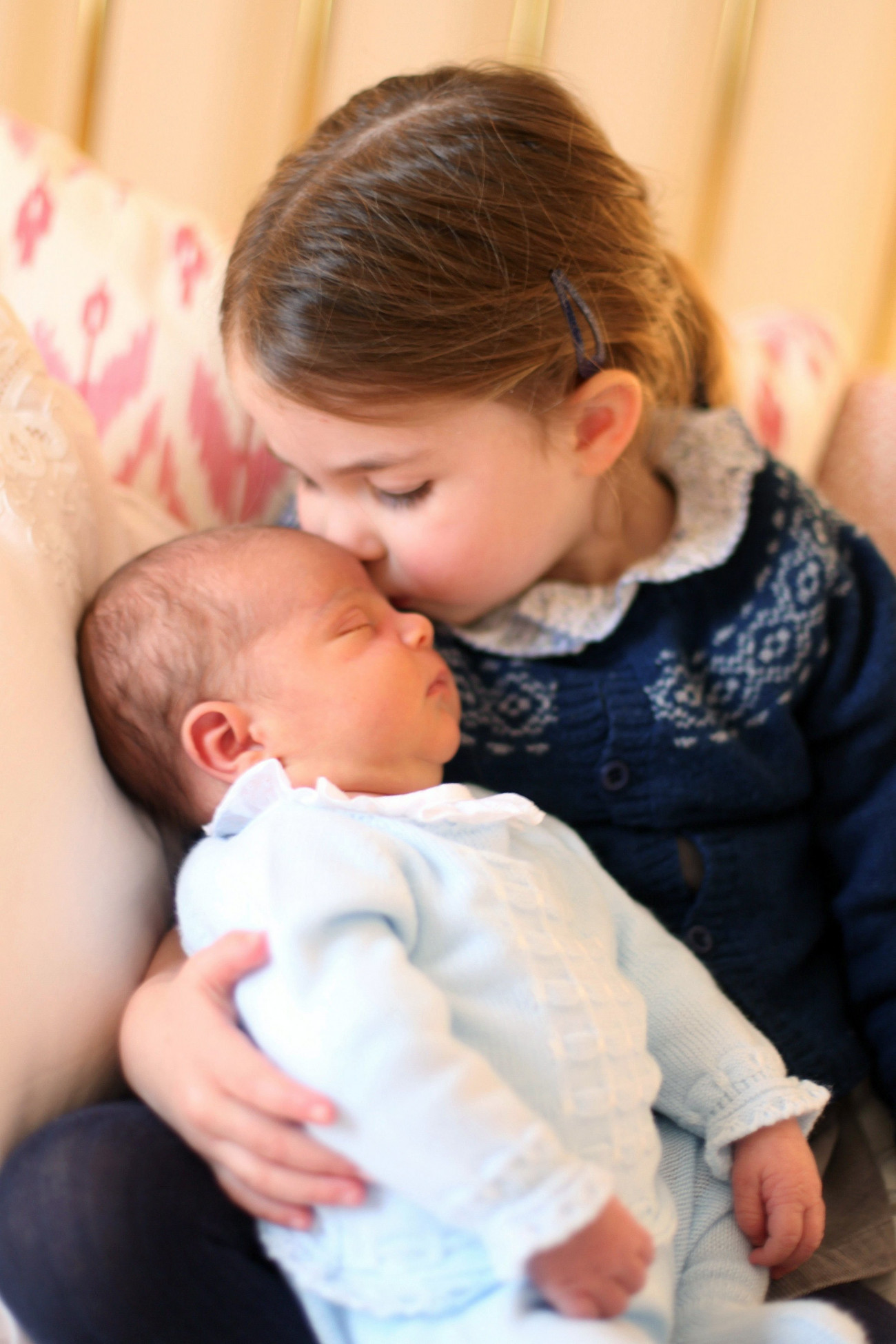 London, 2018. május 6.
A Kensington-palota által közreadott és Katalin cambridge-i hercegnő által készített képen a lánya, Sarolta megpuszilja újszülött öccsét, Lajos Artúr Károly herceget a harmadik születésnapján, 2018. május 2-án Londonban. Lajos herceg, Katalin hercegnőnek és a brit trónörökös elsőszülött fiának, Vilmos hercegnek a harmadik gyermeke április 23-án született. (MTI/EPA/Katalin hercegnő)