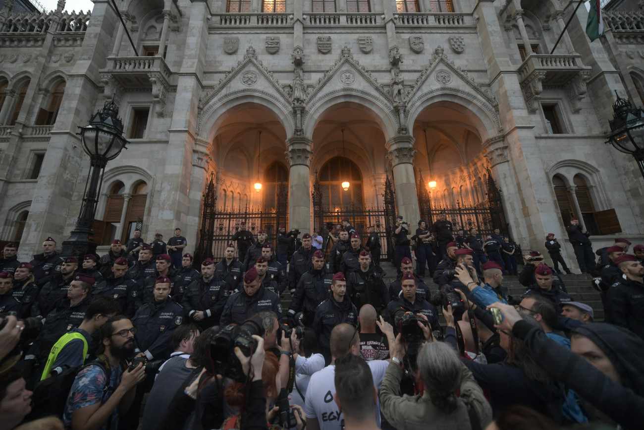 Budapest, 2018. május 8.
Résztvevők a 3.0 Mi vagyunk a többség - Tüntetés a demokráciáért! címmel meghirdetett demonstráción Budapesten, a Parlamentnél 2018. május 9-én.
MTI Fotó: Szigetváry Zsolt